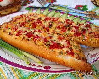 Запеченный багет с колбасой и помидорами