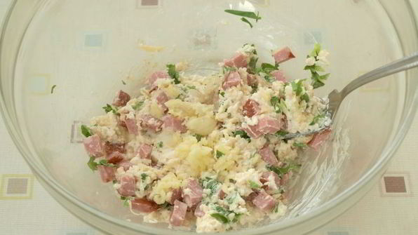 запеченный багет с колбасой и помидорами