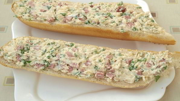 запеченный багет с колбасой и помидорами