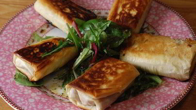 Хрустящие конвертики с фетой, ветчиной и финиками