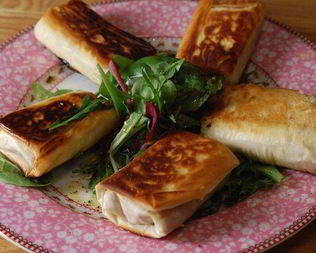 Хрустящие конвертики с фетой, ветчиной и финиками