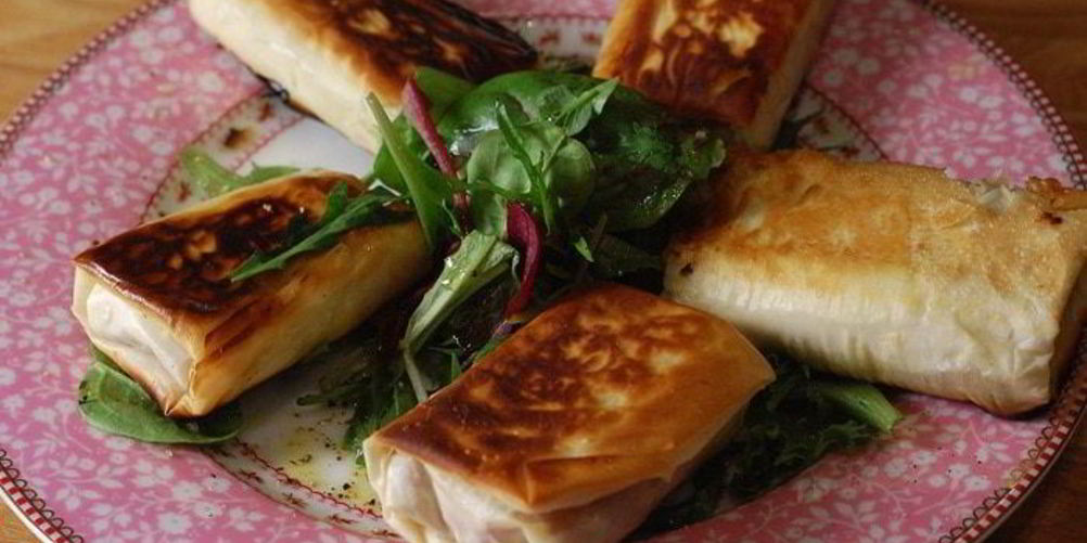 Рецепт хрустящие конвертики с фетой, ветчиной и финиками