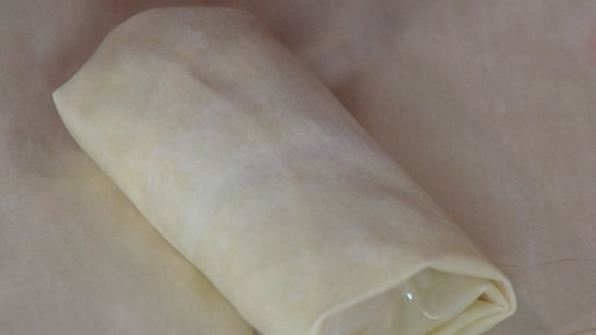 хрустящие конвертики с фетой, ветчиной и финиками