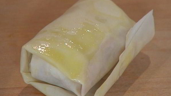 хрустящие конвертики с фетой, ветчиной и финиками