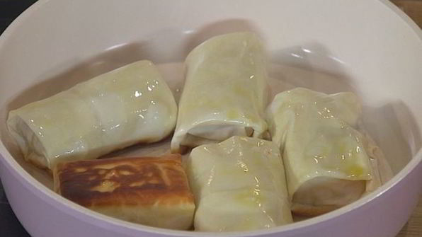 хрустящие конвертики с фетой, ветчиной и финиками