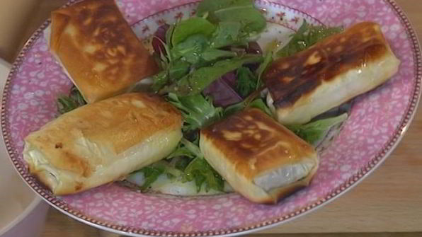 хрустящие конвертики с фетой, ветчиной и финиками