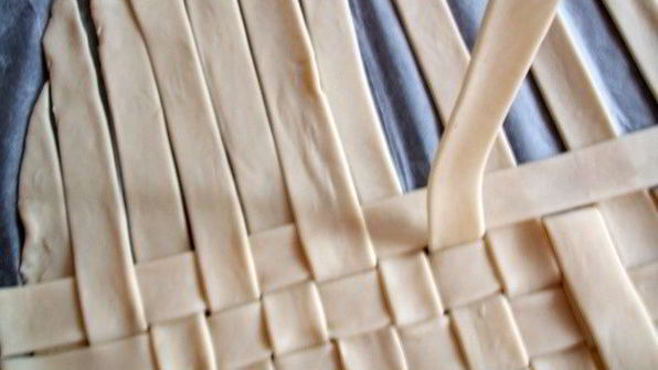 конвертики из слоеного теста с начинкой из рыбы и овощей