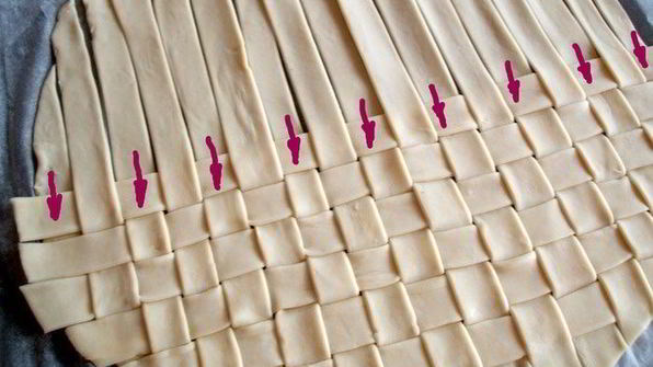 конвертики из слоеного теста с начинкой из рыбы и овощей