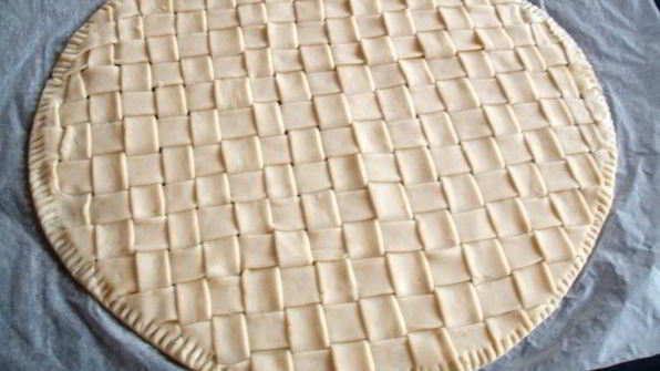 конвертики из слоеного теста с начинкой из рыбы и овощей