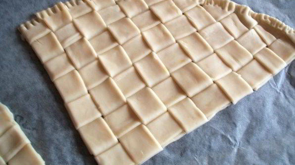 конвертики из слоеного теста с начинкой из рыбы и овощей