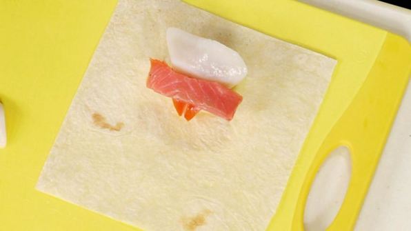 конвертики с гребешками, семгой и сыром