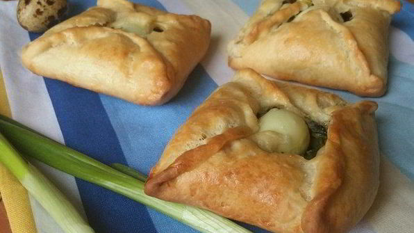 конвертики с перепелиным яйцом и зеленью