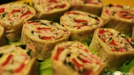 Рулеты из лаваша с крабовым мясом и красной рыбой