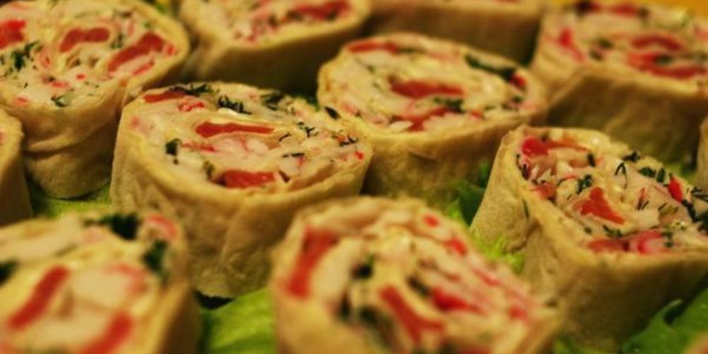 Рецепт рулеты из лаваша с крабовым мясом и красной рыбой