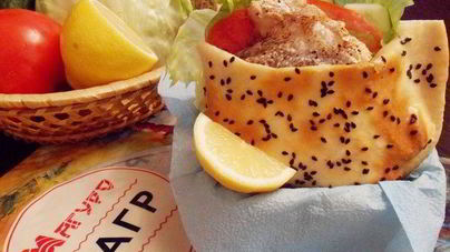 Балык экмек — лепешка с рыбой и овощами