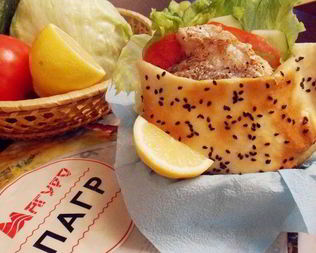 Балык экмек — лепешка с рыбой и овощами