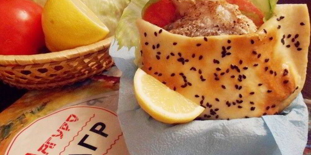 Рецепт балык экмек — лепешка с рыбой и овощами