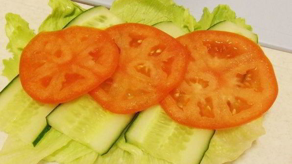 балык экмек — лепешка с рыбой и овощами