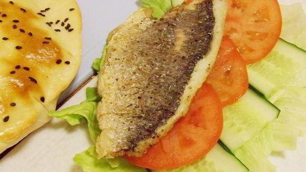 балык экмек — лепешка с рыбой и овощами