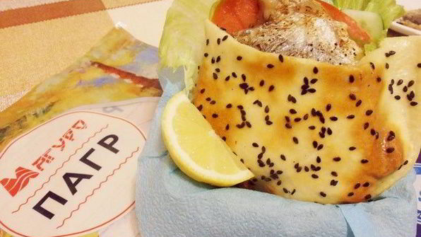 балык экмек — лепешка с рыбой и овощами