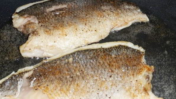 балык экмек — лепешка с рыбой и овощами