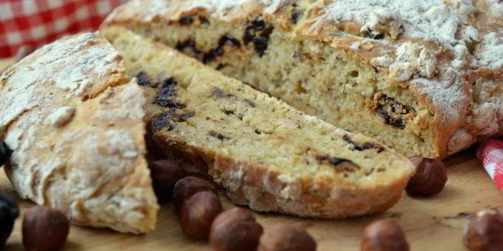 Рецепт бездрожжевая кефирная лепешка с фундуком и черносливом