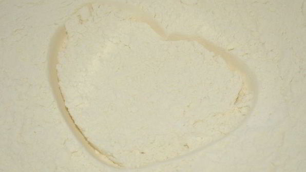 бездрожжевая кефирная лепешка с фундуком и черносливом