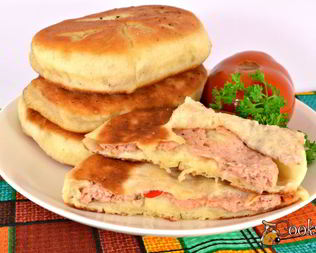 Дрожжевые лепешки с мясом на сковороде