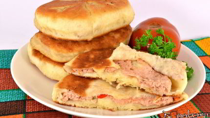 Дрожжевые лепешки с мясом на сковороде