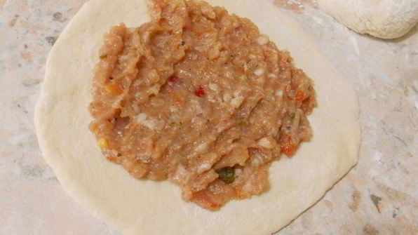 дрожжевые лепешки с мясом на сковороде