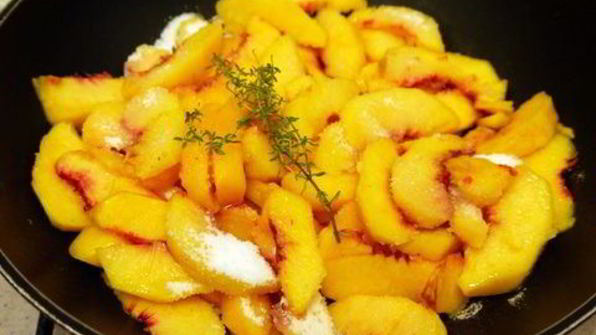 фокачча из гречневой муки с персиками