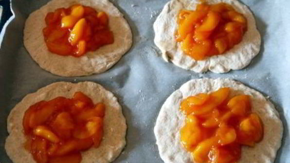 фокачча из гречневой муки с персиками