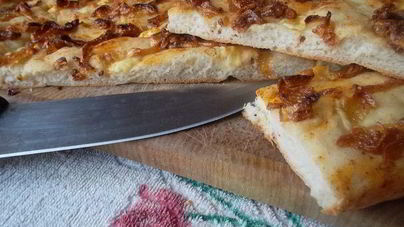 Фокачча с брынзой и карамелезированным луком