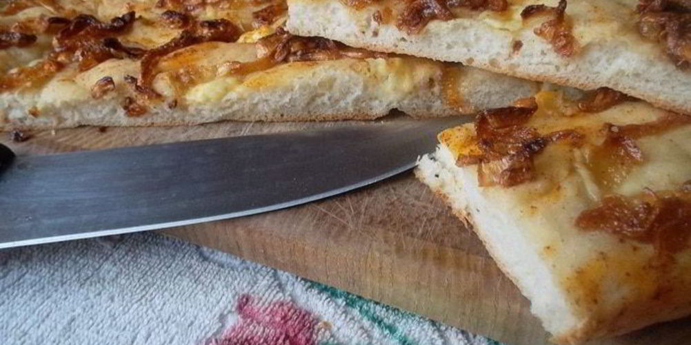 Рецепт фокачча с брынзой и карамелезированным луком