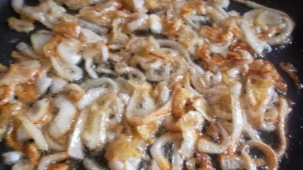 фокачча с брынзой и карамелезированным луком