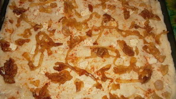 фокачча с брынзой и карамелезированным луком