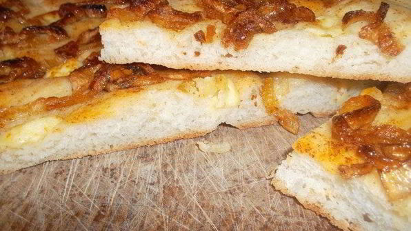 фокачча с брынзой и карамелезированным луком