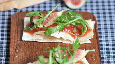 Фокачча с инжиром, рукколой и пармезаном