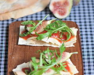 Фокачча с инжиром, рукколой и пармезаном