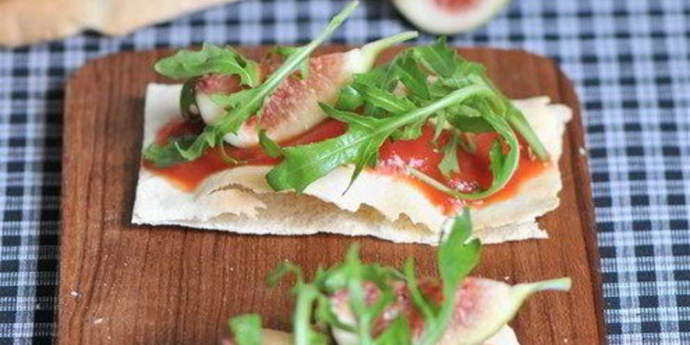 Рецепт фокачча с инжиром, рукколой и пармезаном