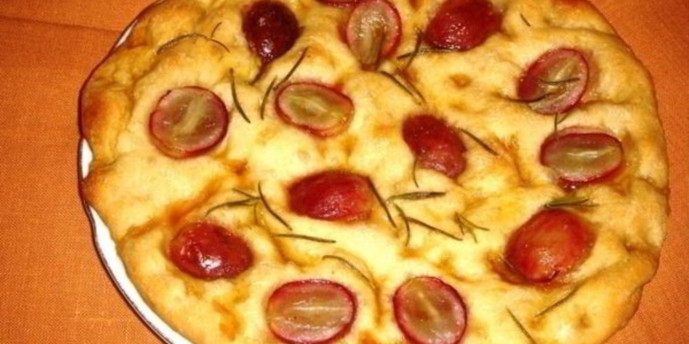 Рецепт фокачча с красным виноградом