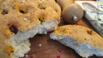 Фокачча с паприкой и вялеными томатами