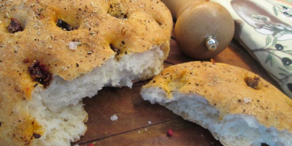 Рецепт фокачча с паприкой и вялеными томатами