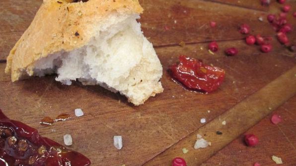 фокачча с паприкой и вялеными томатами