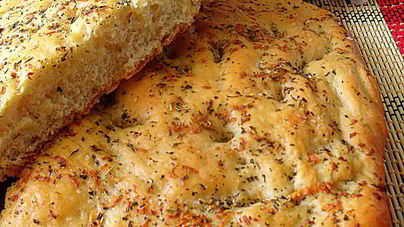 Фокачча с розмарином и чесноком