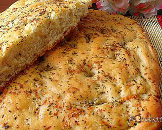 Фокачча с розмарином и чесноком