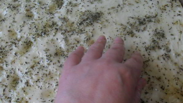 фокачча с розмарином и чесноком