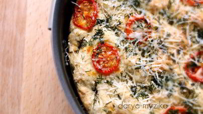 Фокачча с томатами черри, укропом и сыром маасдам