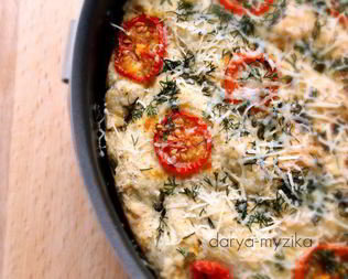 Фокачча с томатами черри, укропом и сыром маасдам