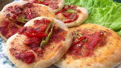 Фокачча с томатами и базиликом